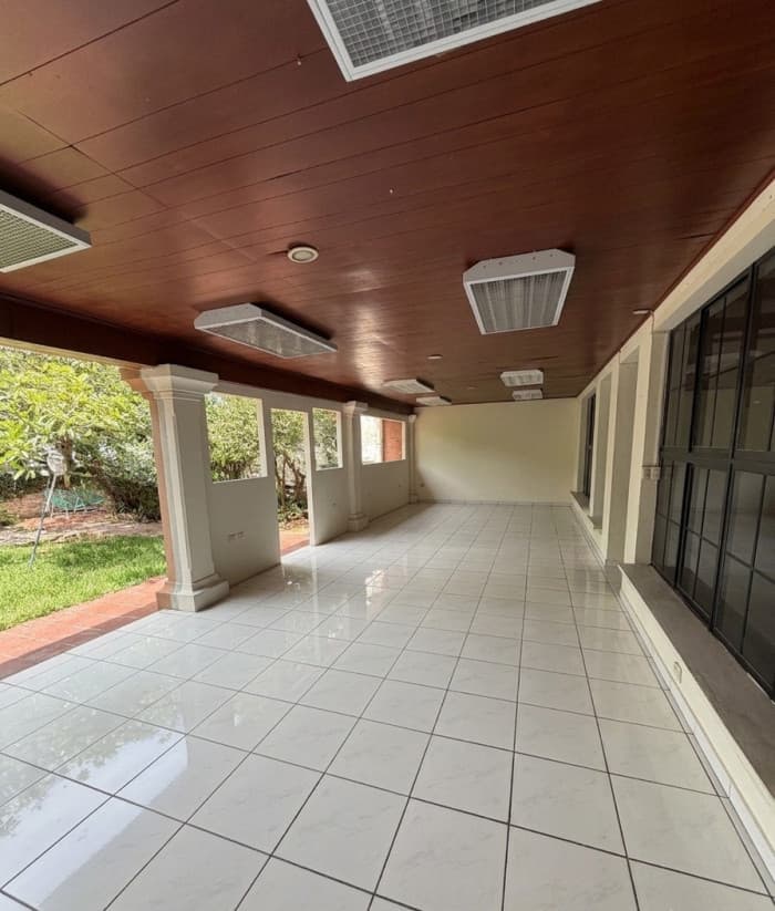 Casa en venta con uso comercial en Antiguo Cuscatlán - Terraza techada