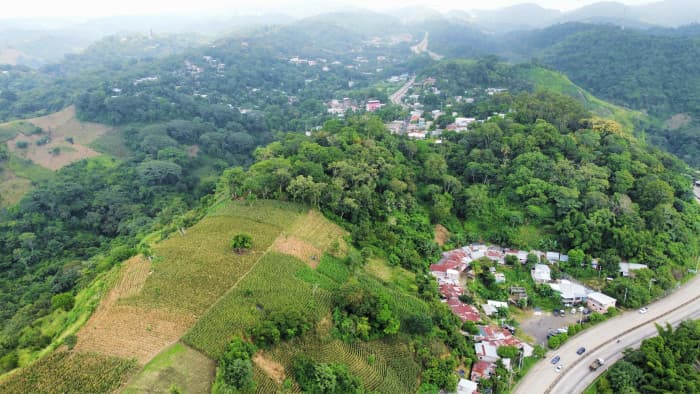 Terreno en venta al lado de Residencial Los Manantiales - foto 1