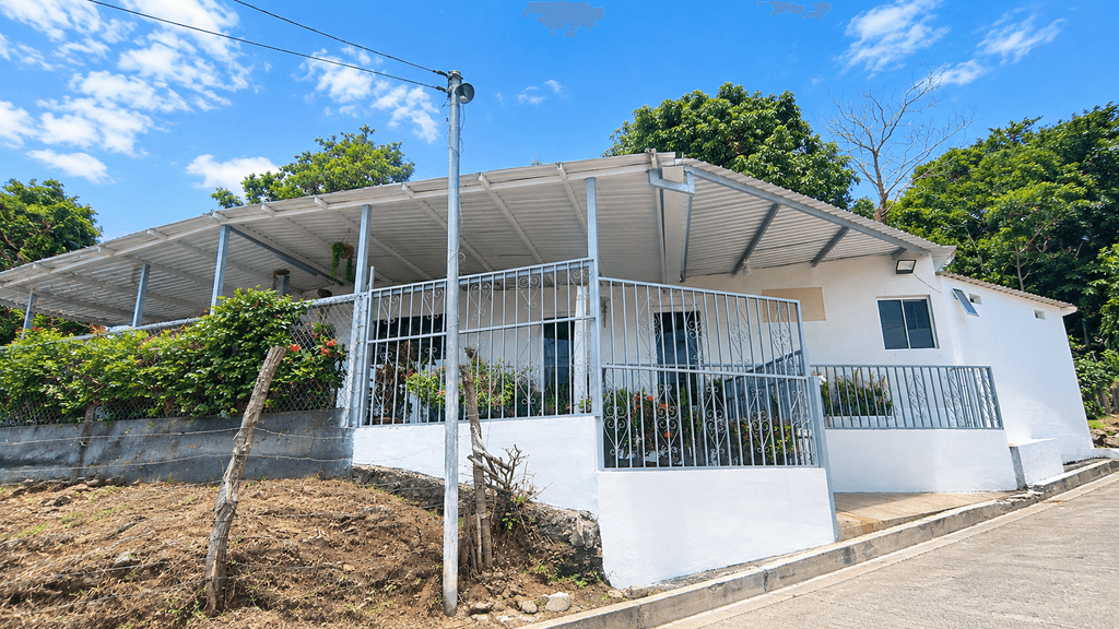 Casa en venta en el centro de Tamanique La Libertad - Fachada