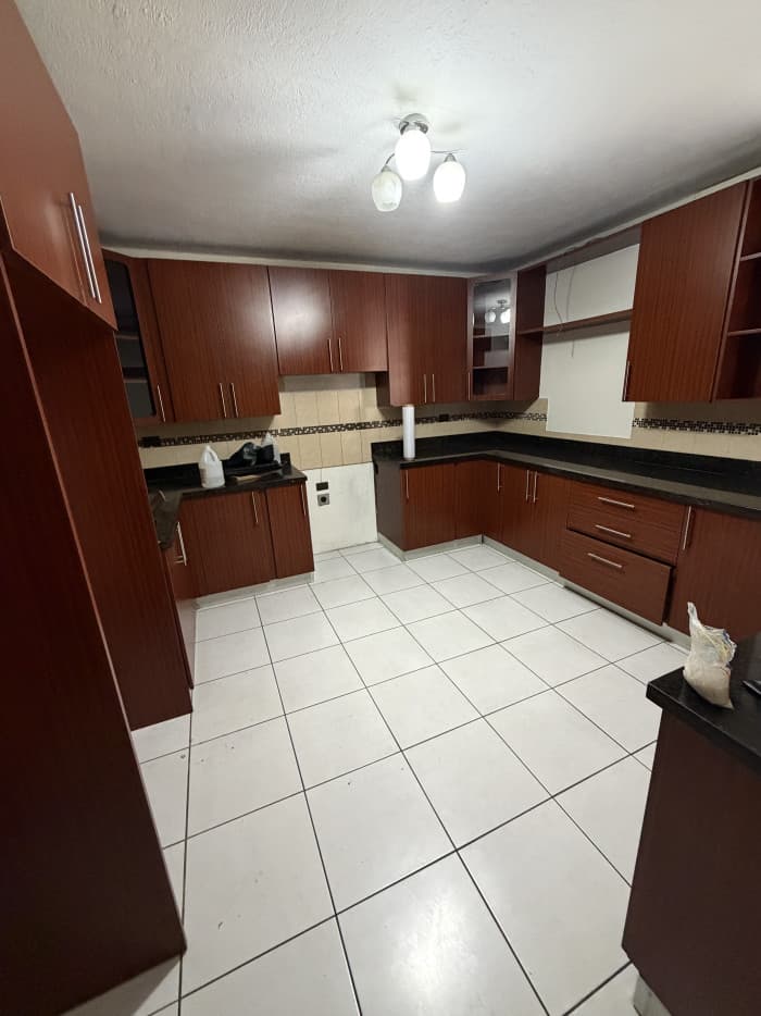 Casa en venta con uso comercial en Antiguo Cuscatlán - Cocina