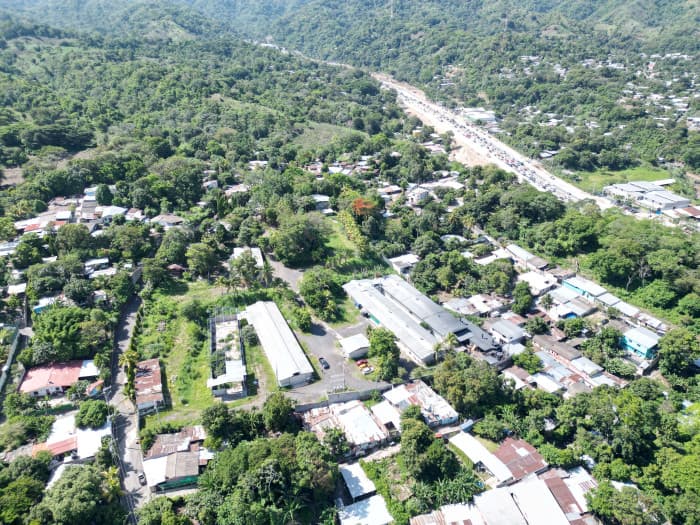 Complejo industrial con bodegas en Lourdes Colón - foto 11