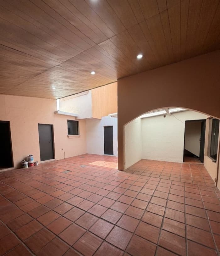 Casa en venta con uso comercial en Antiguo Cuscatlán - Cochera