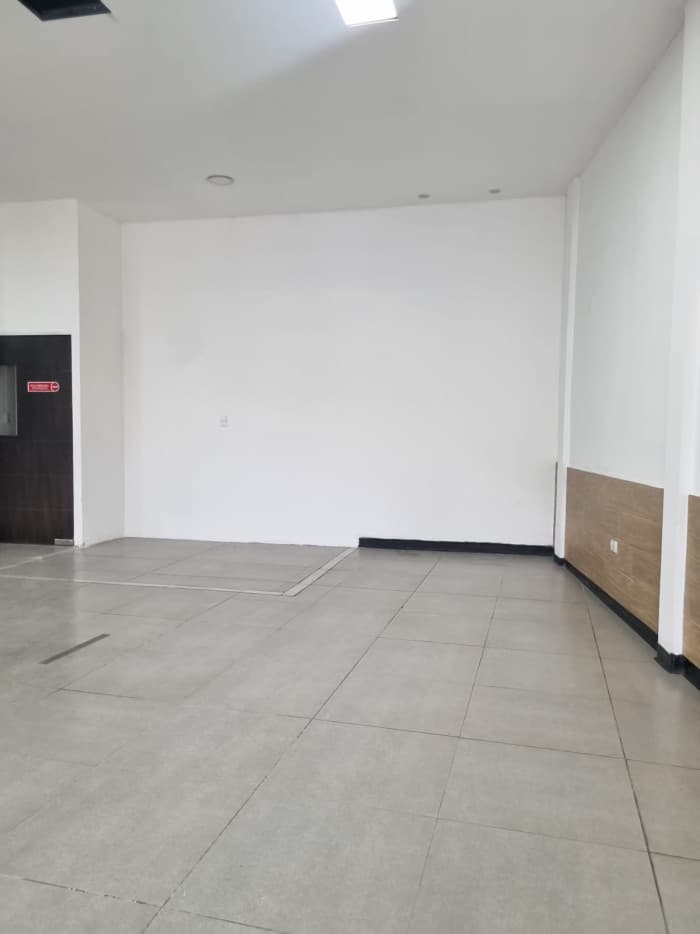 Local comercial en alquiler Plaza Bolcaña Santa Ana - foto 7