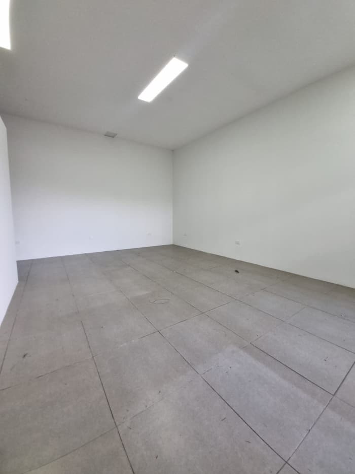 Local comercial en alquiler Plaza Bolcaña Santa Ana - foto 3