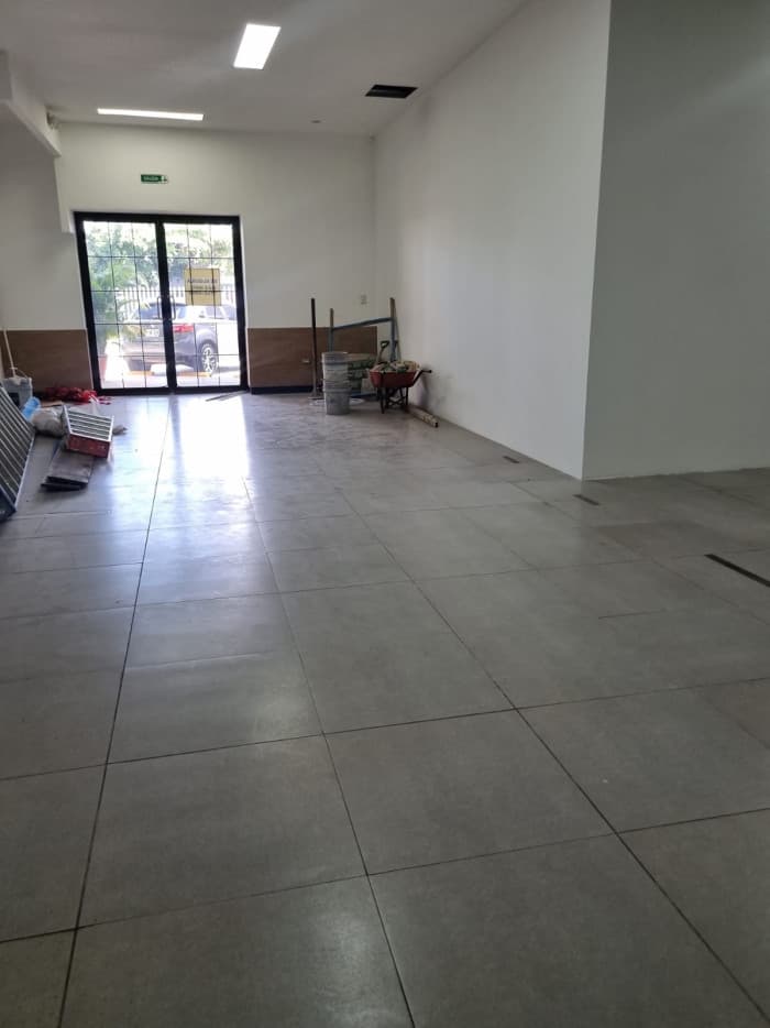 Local comercial en alquiler Plaza Bolcaña Santa Ana - foto 9