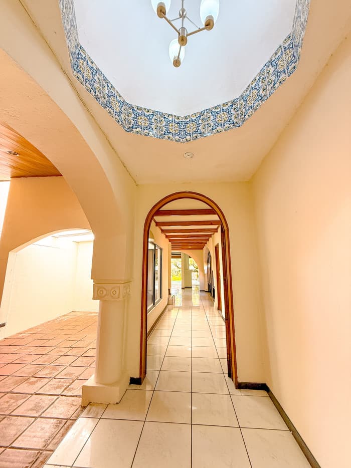 Casa en venta con uso comercial en Antiguo Cuscatlán - foto 4