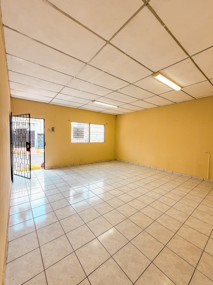 Casa en venta con uso comercial en Santa Ana - foto 2