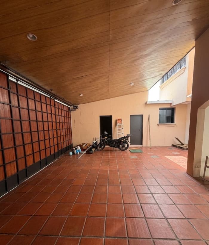 Casa en venta con uso comercial en Antiguo Cuscatlán - Cochera