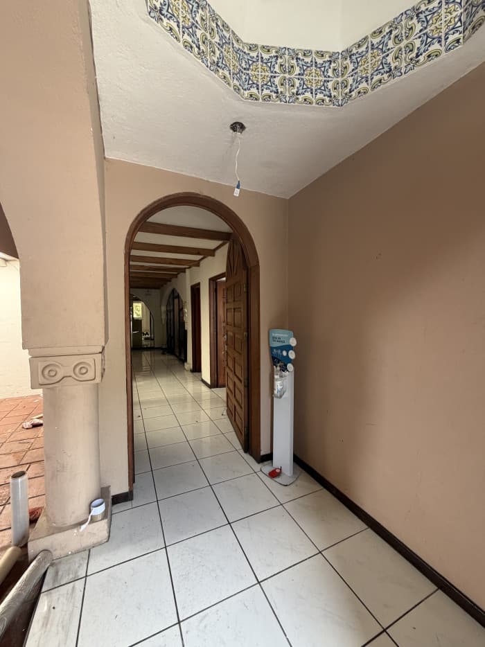 Casa en venta con uso comercial en Antiguo Cuscatlán - Pasillo de entrada 1er nivel