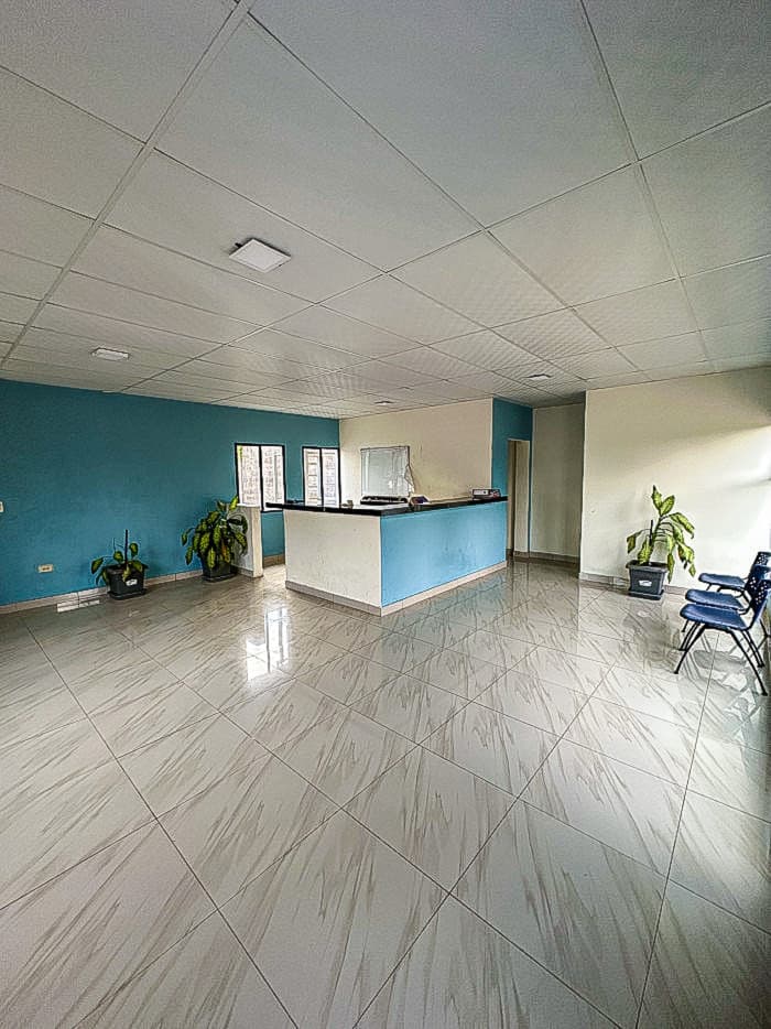 Propiedad comercial en venta cercano al aeropuerto - Amplio espacio para oficinas