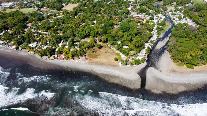 Terreno de 2 Mz orilla de playa Surf City La Libertad - foto 4