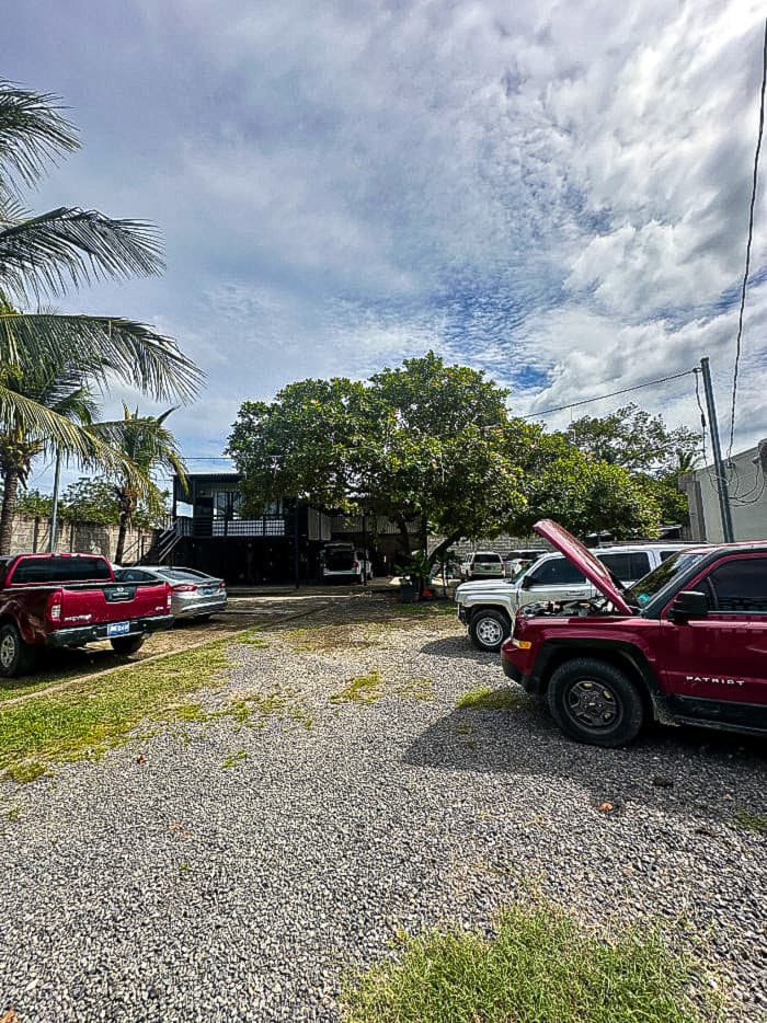 Propiedad comercial en venta cercano al aeropuerto - Zona de parqueo