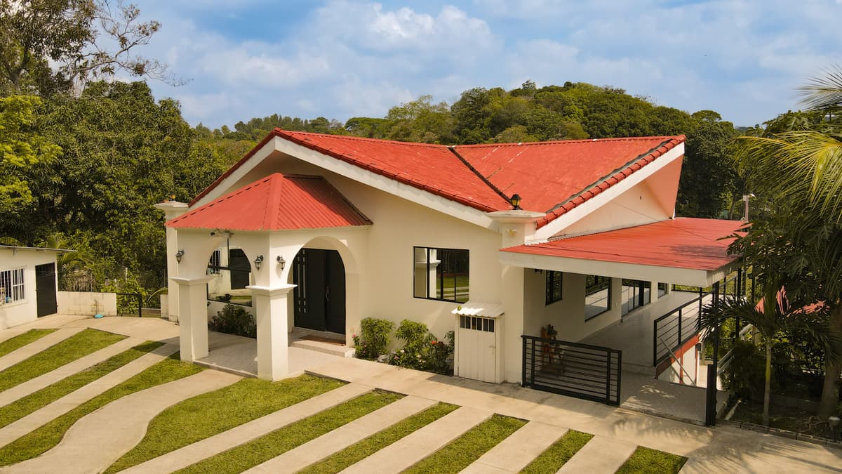 Casa de campo tipo mansión en venta en Huizúcar - foto 1