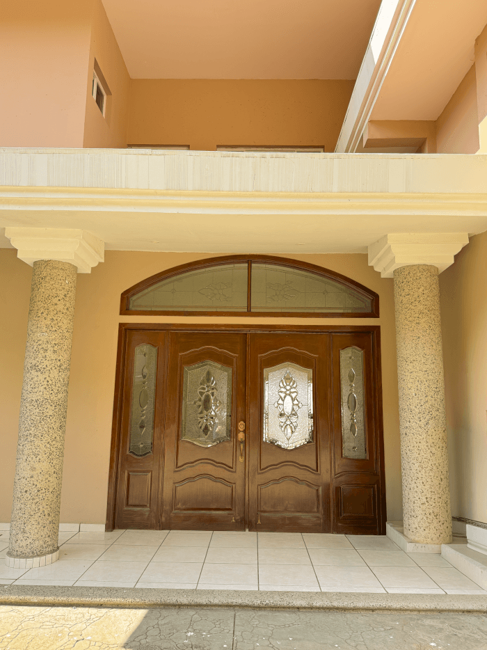 Casa en venta Portones de Madreselva Santa Elena - Puerta principal