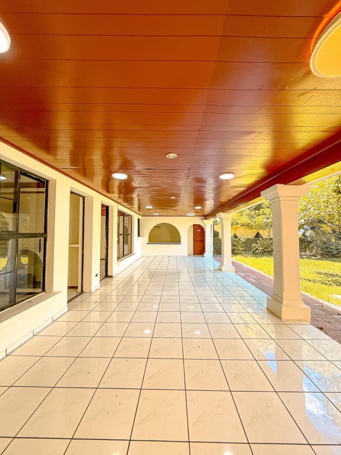 Casa en venta con uso comercial en Antiguo Cuscatlán - foto 6