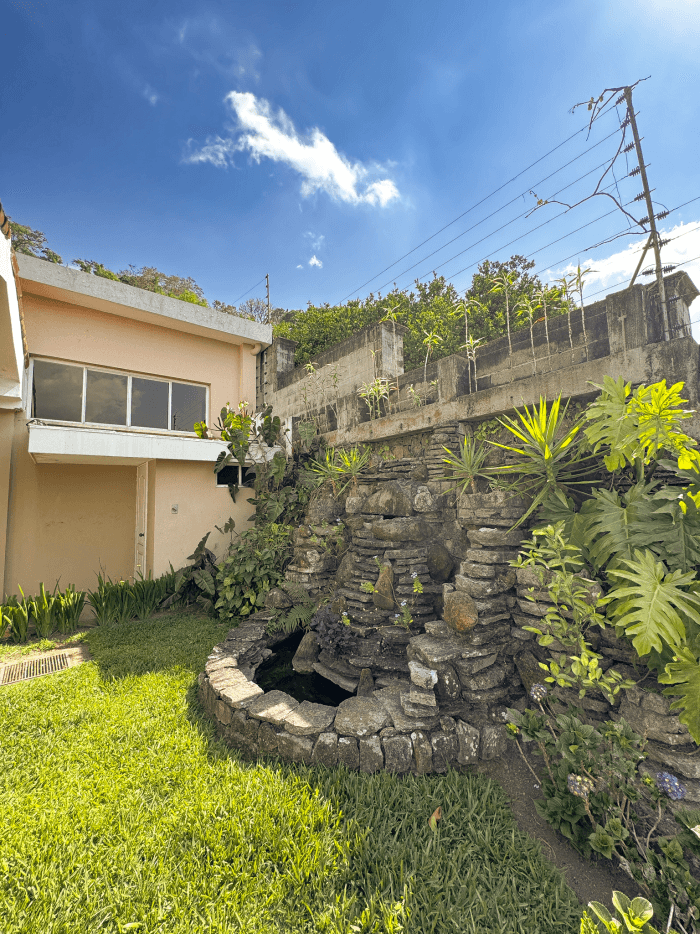 Casa en venta Portones de Madreselva Santa Elena - Fuente en jardin