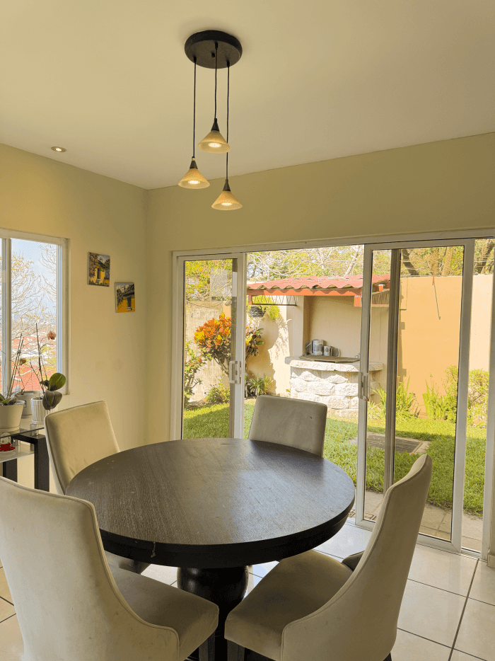 Casa en venta Portones de Madreselva Santa Elena - Area de comedor con salida a barbacoa