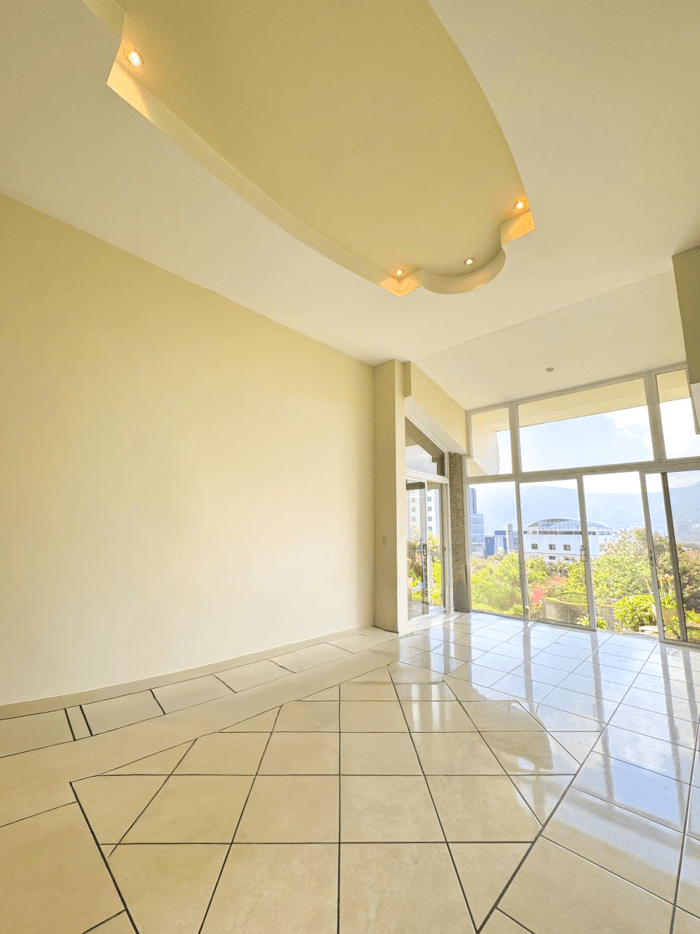 Casa en venta Portones de Madreselva Santa Elena - Sala principal con vista al volcán y ciudad