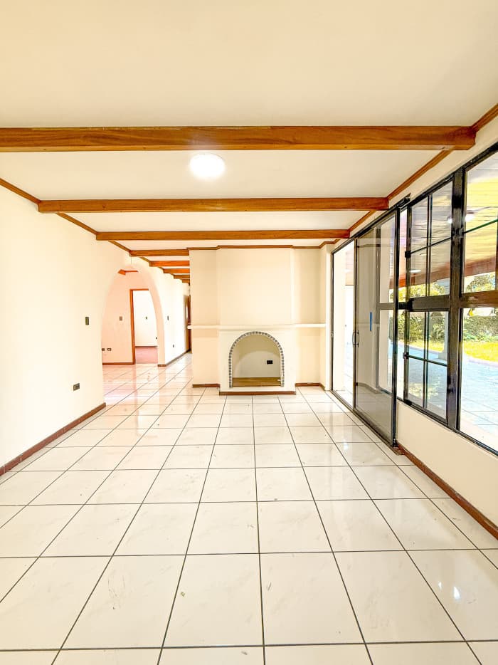 Casa en venta con uso comercial en Antiguo Cuscatlán - foto 5