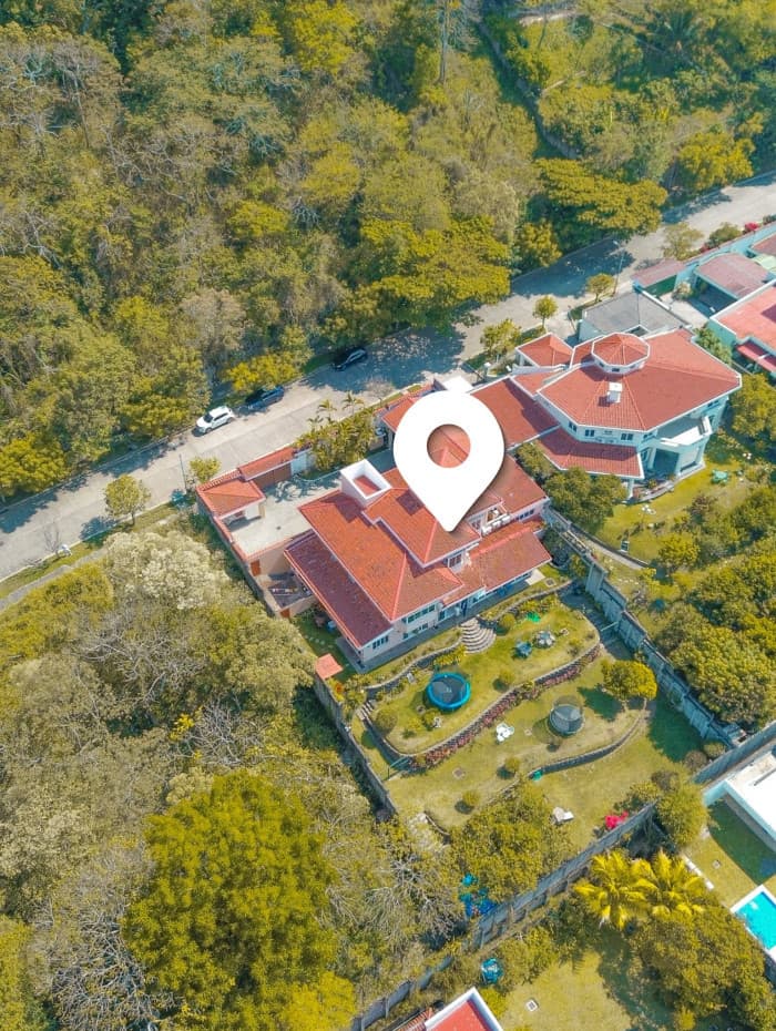 Casa en venta Portones de Madreselva Santa Elena - vista aérea de casa y terreno