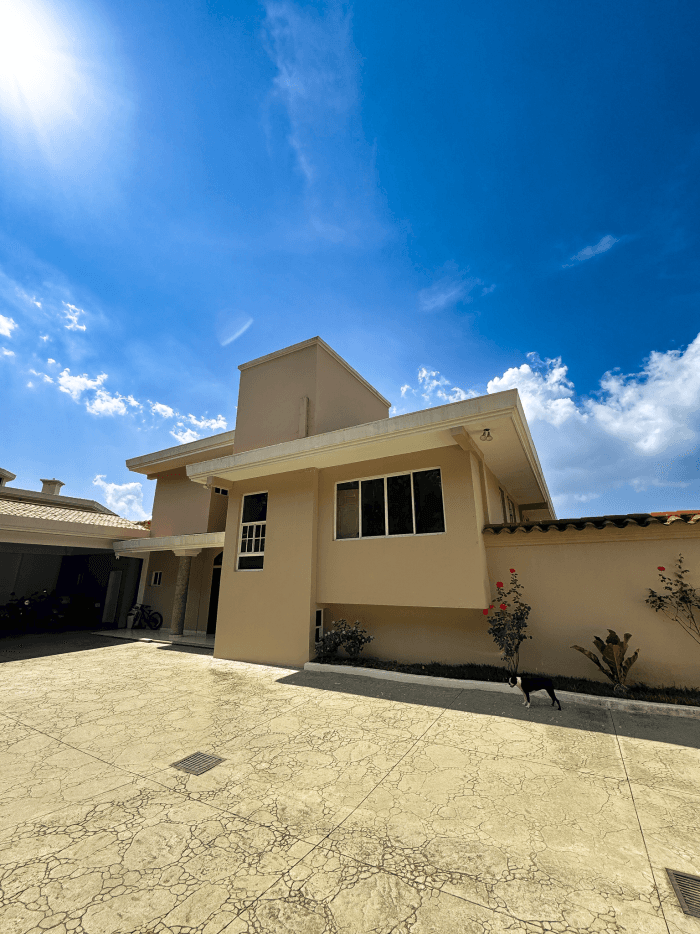 Casa en venta Portones de Madreselva Santa Elena - Parqueo