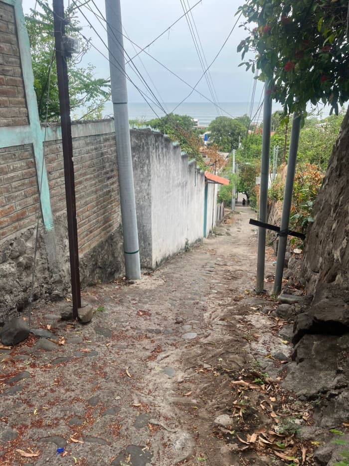 Casa en venta en el centro del Puerto de La Libertad - pasaje peatonal