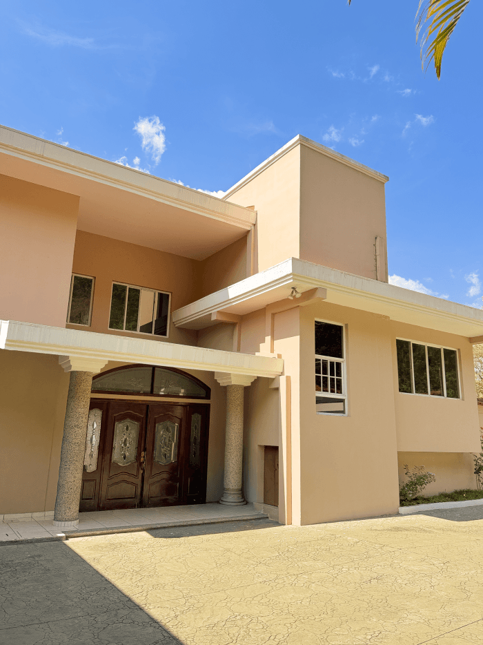 Casa en venta Portones de Madreselva Santa Elena - Fachada principal