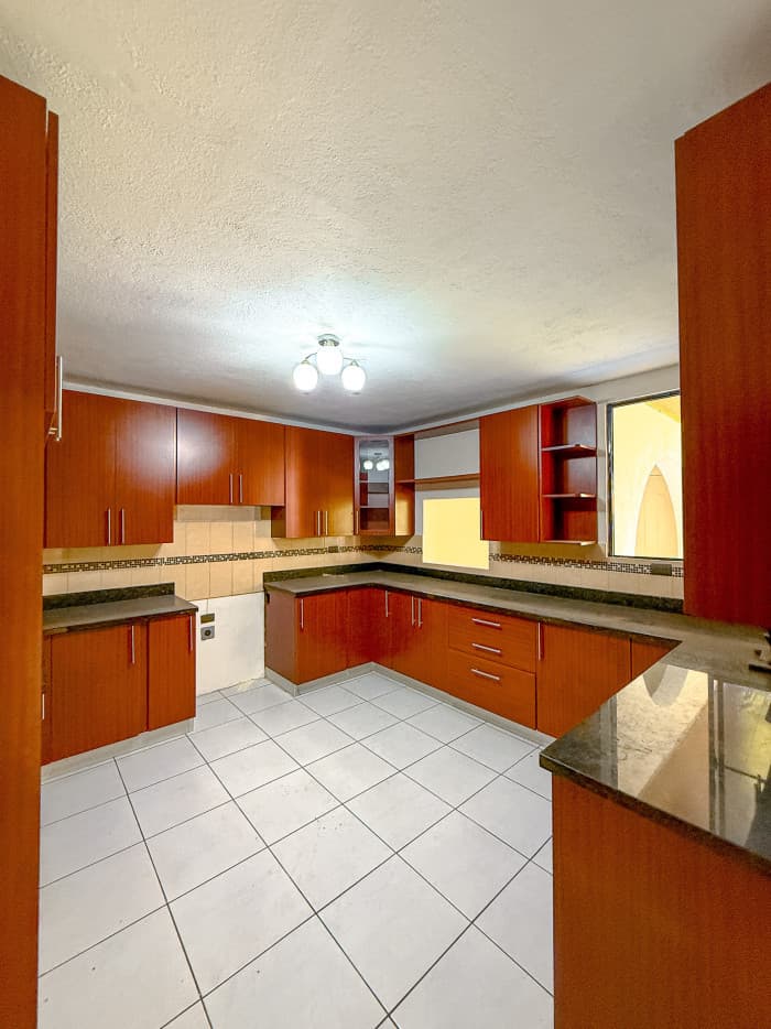 Casa en venta con uso comercial en Antiguo Cuscatlán - foto 9