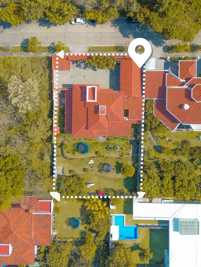 Casa en venta Portones de Madreselva Santa Elena - vista aérea de casa y terreno